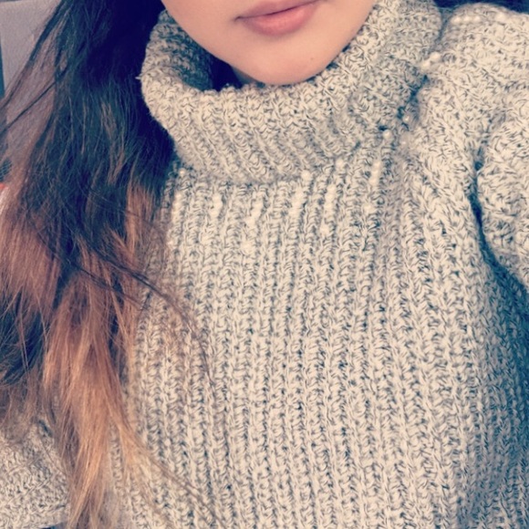Grey turtle neck sweater with pearls - Picture 5 of 6